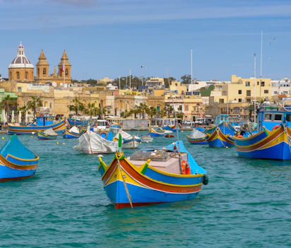 Farverige maltesiske luzzu fiskerbåde i Marsaxlokk havn Malta