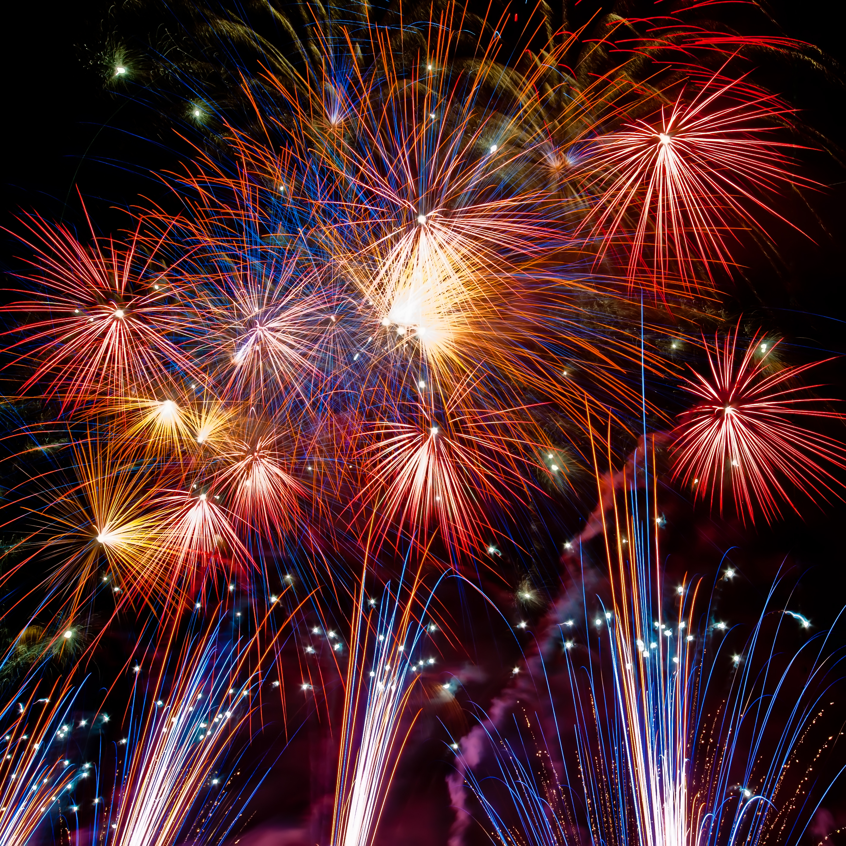 Spektakulært fyrværkeri med farverige eksplosioner der lyser nattehimlen op under fejring