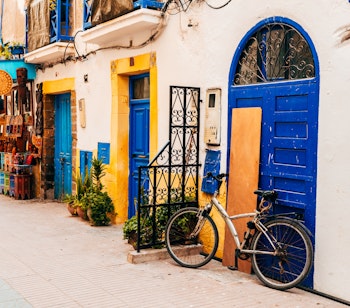 Farverige gader i Essaouiras traditionelle medina med lokale markeder og den karakteristiske hvide arkitektur ved Marokkos kyst