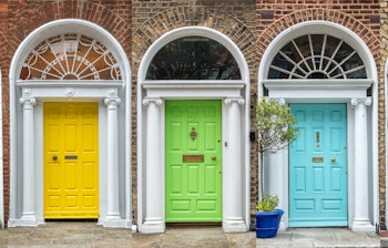 Panoramisk samling af farverige georgiske døre i Dublin, Irland, arrangeret i regnbuefarver - et ikonisk symbol på byens arkitektoniske arv