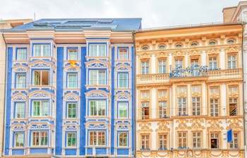 Farverige historiske bygninger på Maria Theresa gaden i Innsbruck, Tyrol, med traditionel østrigsk arkitektur og livlige facader