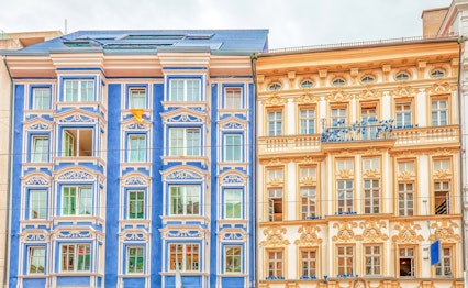 Farverige historiske bygninger på Maria Theresa gaden i Innsbruck, Tyrol, med traditionel østrigsk arkitektur og livlige facader