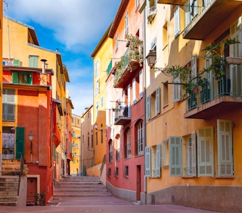 Farverige historiske huse i solskin i Nice's gamle bydel på den franske riviera, Côte d'Azur