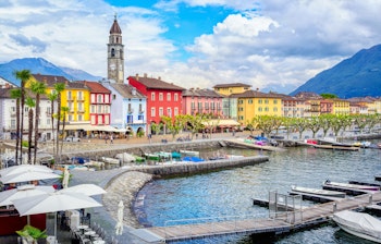 Charmerende farverige huse langs promenaden i Ascona ved Lago Maggiore søen i Schweiz, nær den italienske grænse