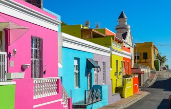 Farverige historiske huse i Bo-Kaap kvarteret i Cape Town, Sydafrika - et kulturelt rigt malajesisk område med livlige bygninger under blå himmel