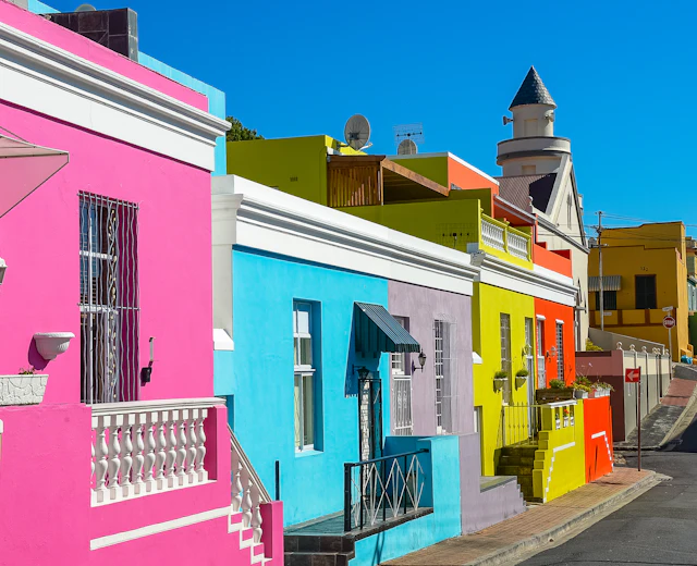 Farverige historiske huse i Bo-Kaap kvarteret i Cape Town, Sydafrika - et kulturelt rigt malajesisk område med livlige bygninger under blå himmel
