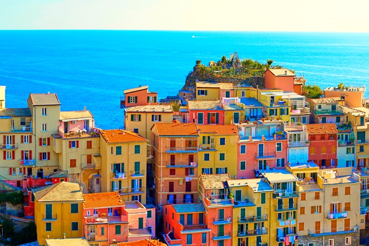 Farverige huse i Manarola landsby ved kysten i Cinque Terre nationalpark, Ligurien, Italien