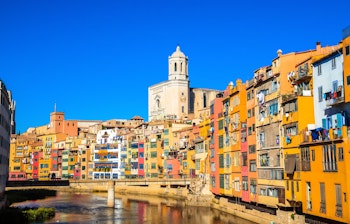 Farverige historiske huse langs Onyar-floden i Girona, Catalonien - en smuk kulturel destination i Nordspanien
