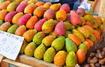 Farverige kaktusfrugter (fichi d'India) på et lokalt marked i Sicilien, en typisk delikatesse på den klassiske rundrejse