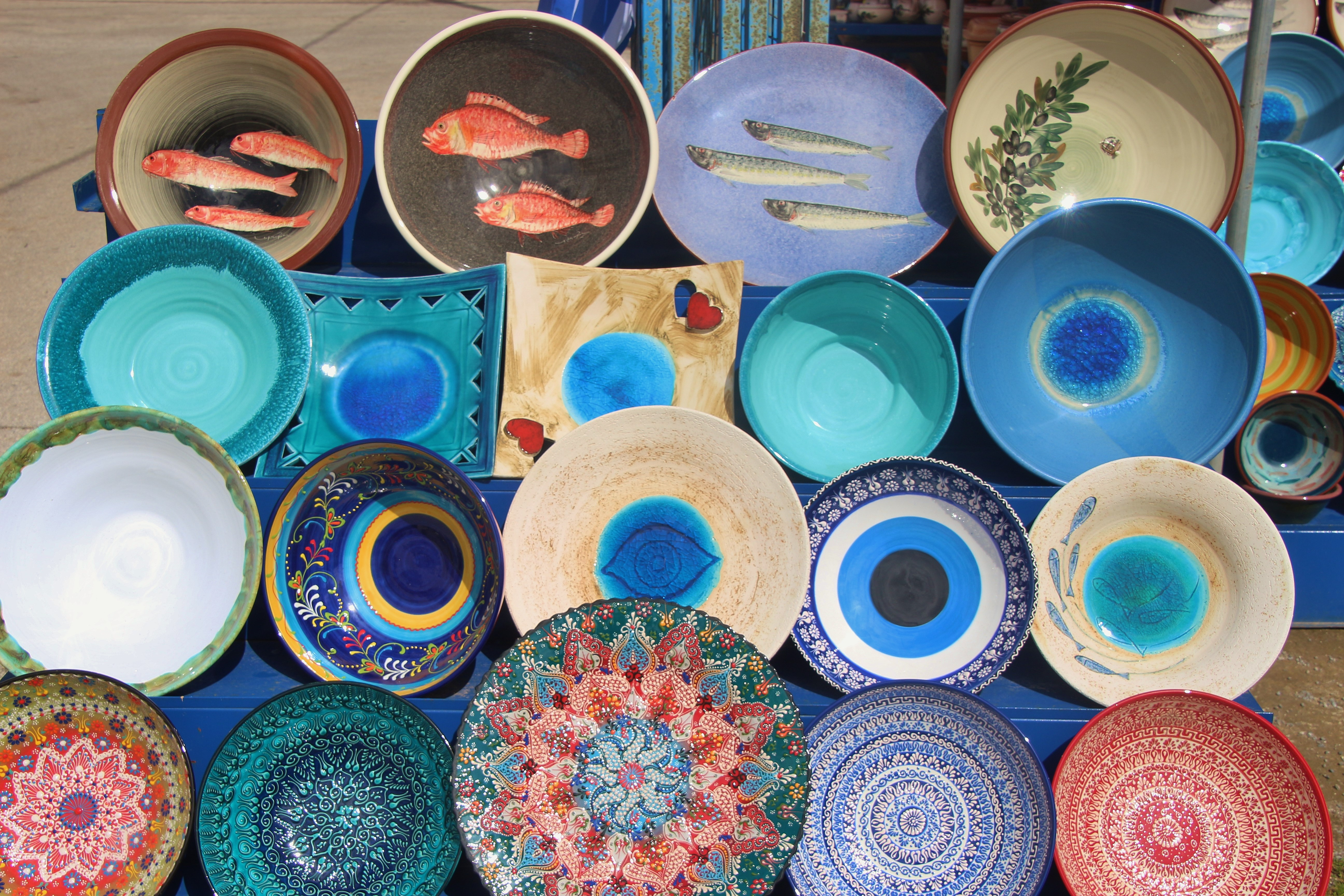 Farverige håndlavede keramiktallerkener med traditionelle græske mønstre til salg i landsbyen Dirou på Peloponnes-halvøen