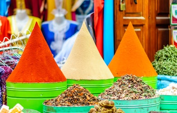 Farverige krydderier i røde og orange nuancer på det traditionelle marked i Marrakech, Marokko