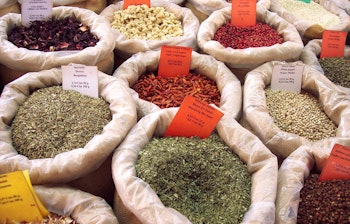 Farverige provencalske krydderier på et marked i Sydfrankrig med paprika, kanel og andre middelhavskrydderier