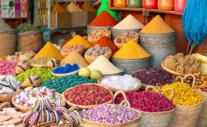 Farvestrålende krydderier og naturlige farvestoffer på det traditionelle souk-marked i Marrakech, Marokko