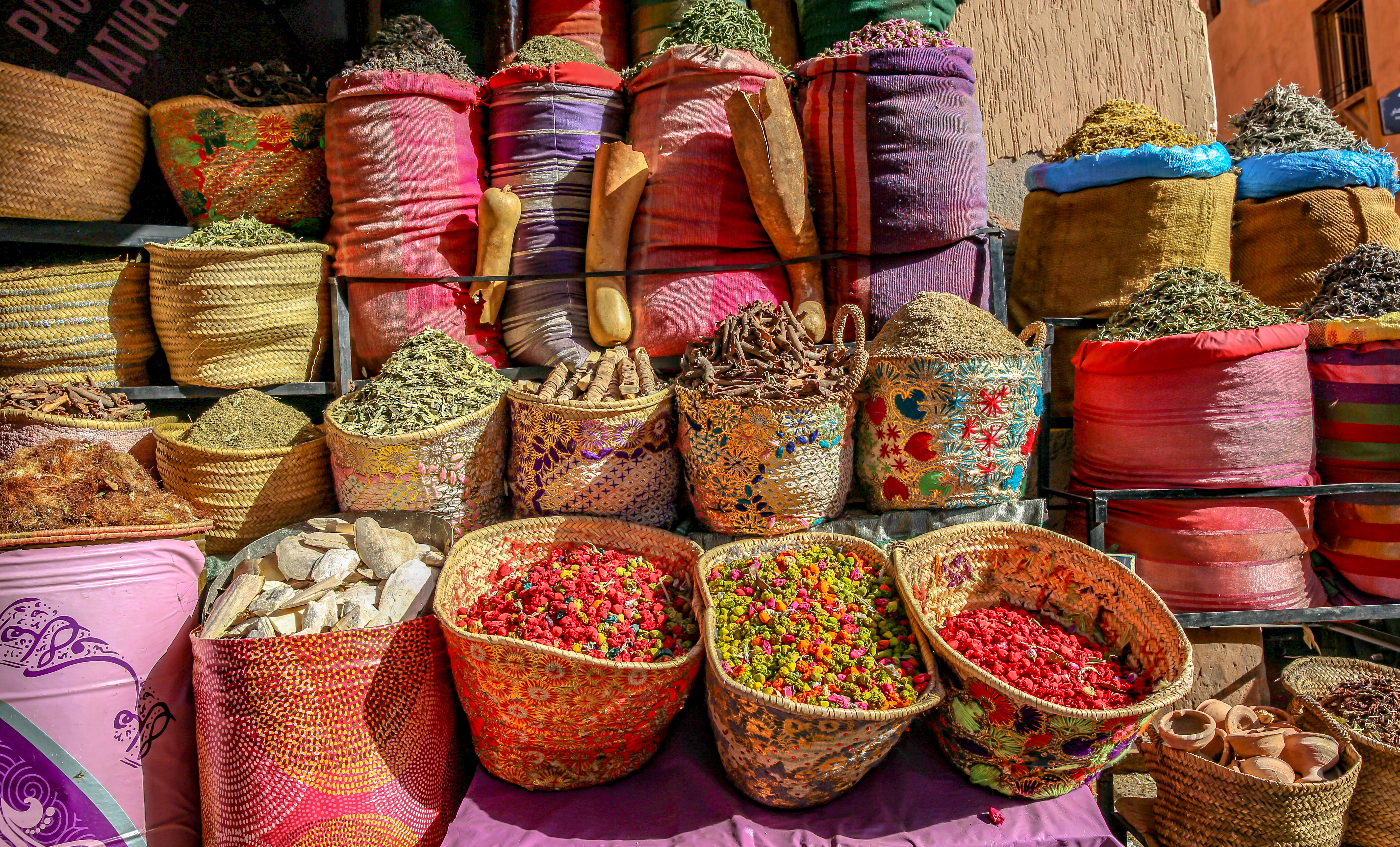 Farverige bunker af traditionelle krydderier på en souk i Marrakechs medina, Marokko