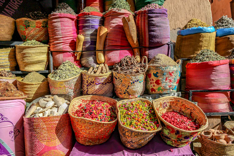 Farverige bunker af traditionelle krydderier på en souk i Marrakechs medina, Marokko