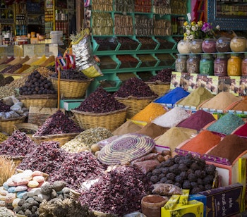 Farverige krydderier på traditionel basar i Jordan med duftende urter og krydderier på et autentisk marked i Mellemøsten