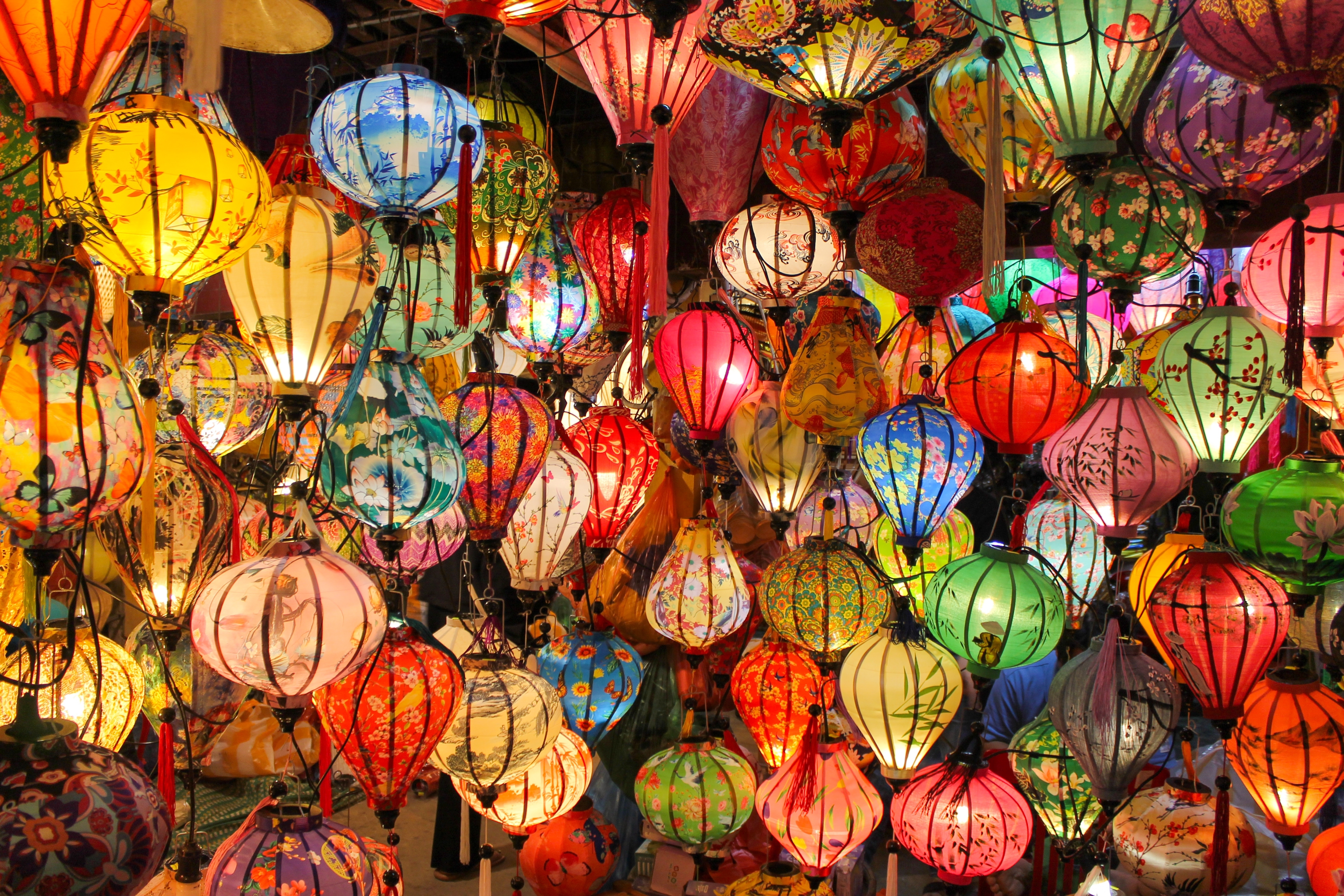 Farverige silkelanterner oplyst om natten i Hoi An Ancient Town, Vietnam - et UNESCO Verdensarvssted kendt for sit smukke lanternemarked