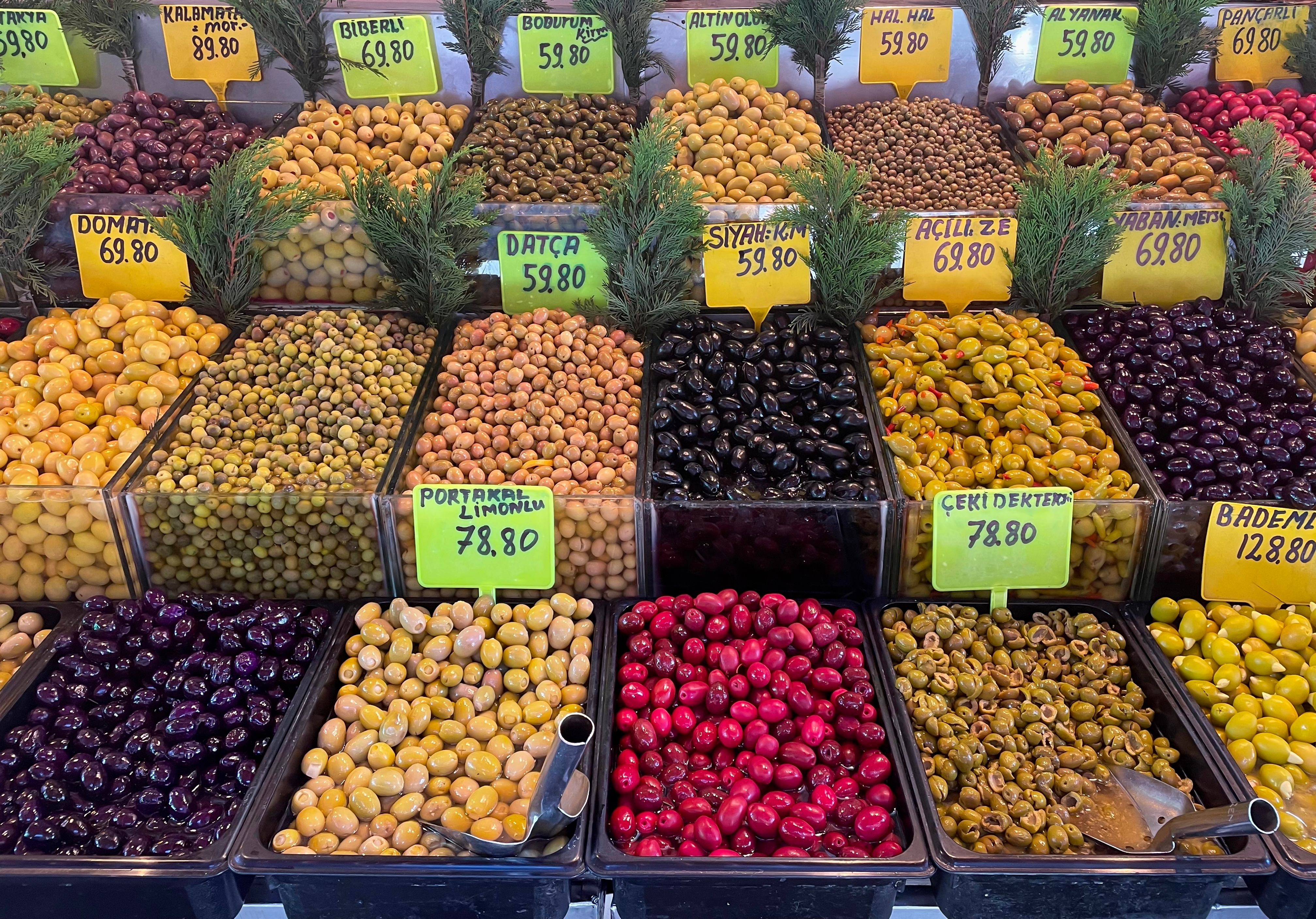 Farverige friske oliven til salg på et traditionelt marked i Istanbul, Tyrkiet - en smagfuld del af middelhavskosten