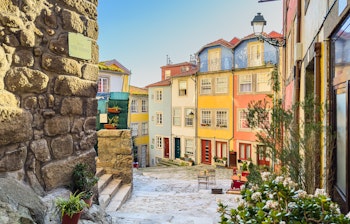 Farverige traditionelle portugisiske huse med gammel stenmur i Portos historiske gamle by