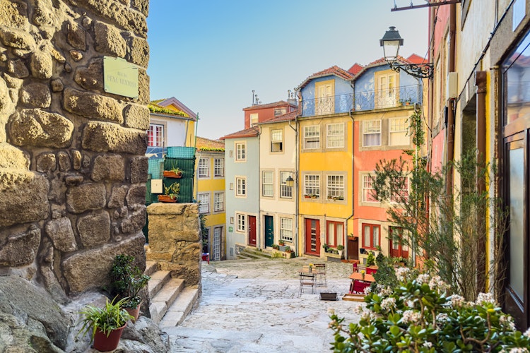 Farverige traditionelle portugisiske huse med gammel stenmur i Portos historiske gamle by