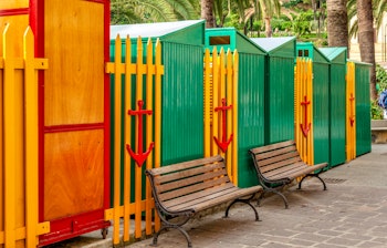 Charmerende farverige strandhytter på den idylliske kyst i Rapallo, Italien - et perfekt rejsemål for en afslappende ferie ved Middelhavet