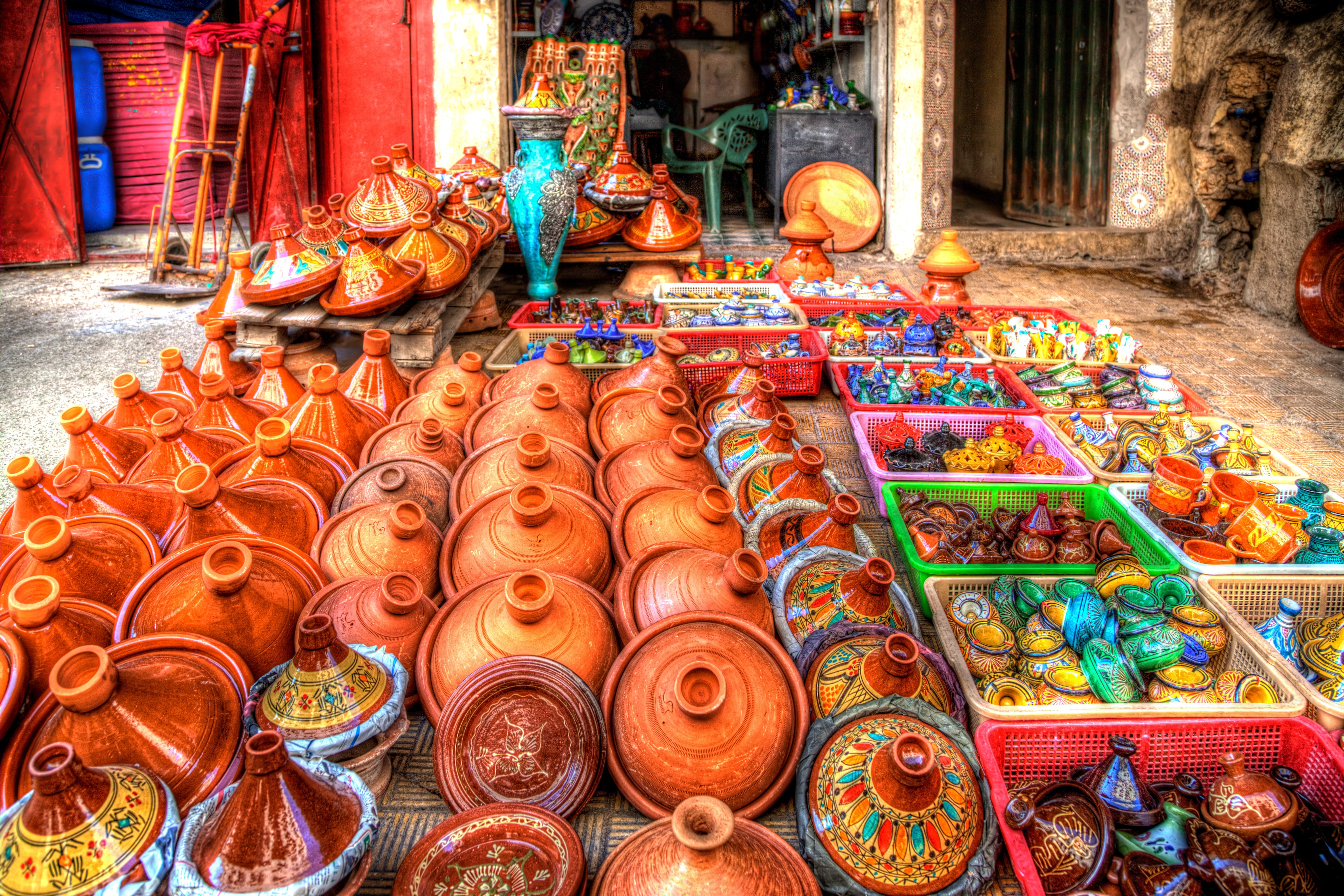 Farverige terracotta tajine-potter med dekorative mønstre på et marked i Fes' gamle medina i Marokko