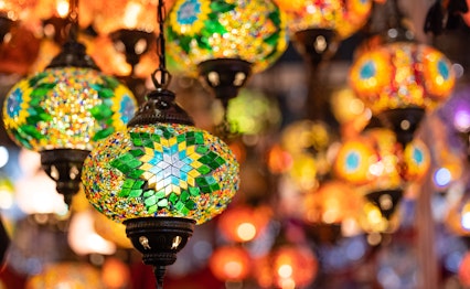 Farverige håndlavede tyrkiske lamper og lanterner til salg på et marked i Istanbul, populære souvenirs fra Tyrkiet