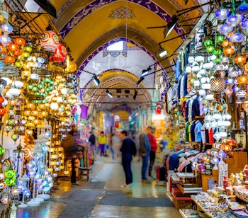 Traditionelle farverige mosaiklamper til salg i Grand Bazaar i Istanbul, Tyrkiet - et populært souvenir for turister