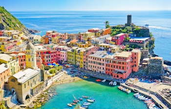 Malerisk udsigt over den farverige kystby Vernazza i Cinque Terre med azurblåt hav og charmerende bygninger