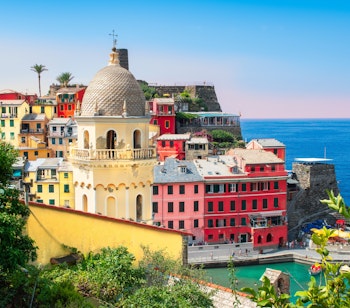 Farverige huse og historisk kirketårn i Vernazza landsby ved Middelhavet, Cinque Terre, Italien