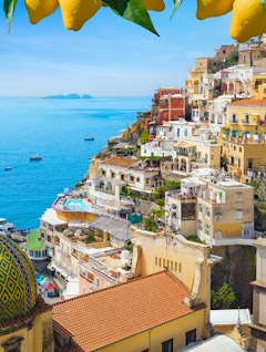 Farverigt Positano ved Amalfikysten med huse på klipper og Middelhavet.