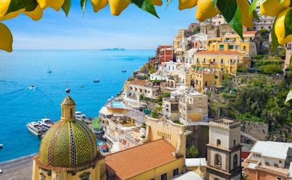 Farverigt Positano ved Amalfikysten med huse på klipper og Middelhavet.