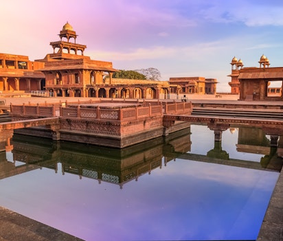 Historiske Fatehpur Sikri med Anup Talao vandbassin ved solopgang, UNESCO verdensarv i Agra, Indien med rød sandsten og Mughal-arkitektur