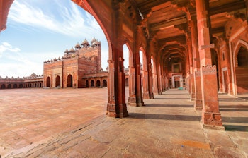 Den majestætiske Buland Darwaza-port med røde sandstensøjler og buer i Fatehpur Sikri, et UNESCO verdensarvssted nær Agra i Indien