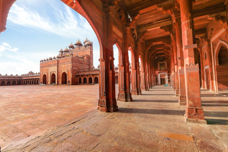 Den majestætiske Buland Darwaza-port med røde sandstensøjler og buer i Fatehpur Sikri, et UNESCO verdensarvssted nær Agra i Indien