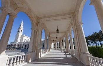 Basilika i Fatima-helligdommen, Portugal, med hvide kolonner og blå himmel - et berømt katolsk pilgrimssted med Vor Frue af Rosenkrans Basilika
