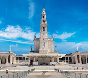 Den smukke Fatima Helligdom i Portugal på en solrig sommerdag, et berømt katolsk pilgrimsmål med imponerende hvid basilika og religiøse monumenter