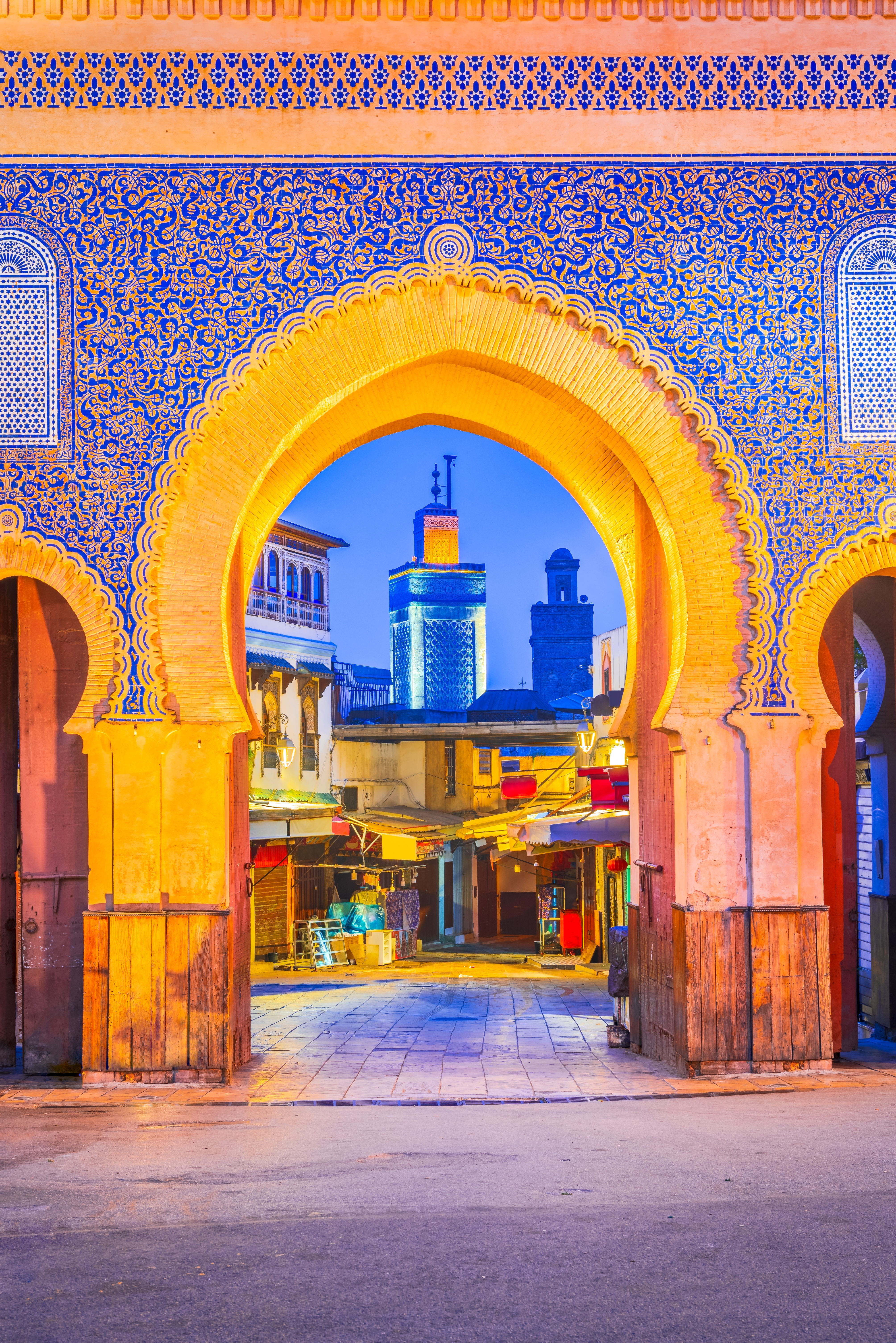 Historisk blå port med ornamenteret mosaikkunst ved indgangen til Fes medina i Marokko