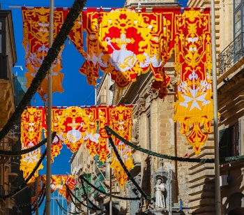 Farverige festdekorationer i Vallettas gamle bydel under St. Augustine fejringen på Malta