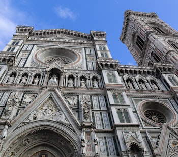Firenzes domkirke med Brunelleschis imponerende kuppel og Giottos klokketårn, berømt renæssancearkitektur i Toscana, Italien