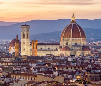 Firenzes imponerende domkirke badet i solnedgangens gyldne lys over den historiske bymidte i Toscana, Italien