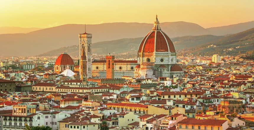 Betagende udsigt over Firenze ved solopgang med den ikoniske Santa Maria del Fiore katedral (Duomo) der rejser sig over byens terrakottatage i hjertet af Toscana, Italien