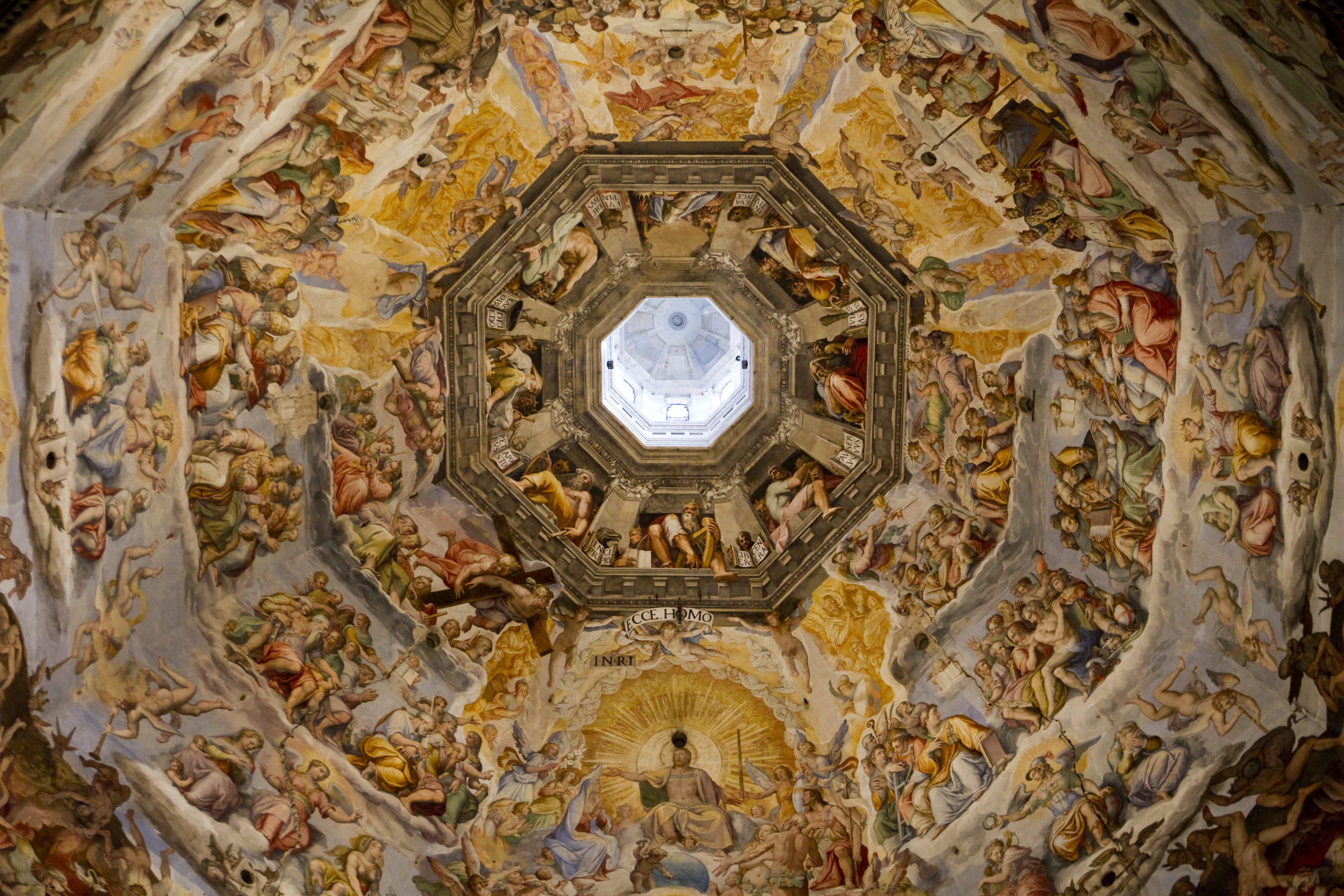 Kig op i Duomo-katedralens imponerende kuppel i Firenze med Giorgio Vasaris berømte dommedagsfresko fra 1572