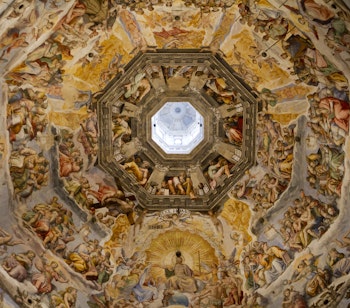 Kig op i Duomo-katedralens imponerende kuppel i Firenze med Giorgio Vasaris berømte dommedagsfresko fra 1572