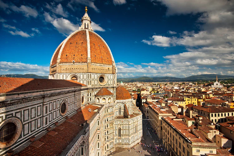 Den majestætiske Duomo katedral i Firenze badet i solnedgangens lys med en spektakulær lilla-blå himmel over Toscanas mest ikoniske vartegn