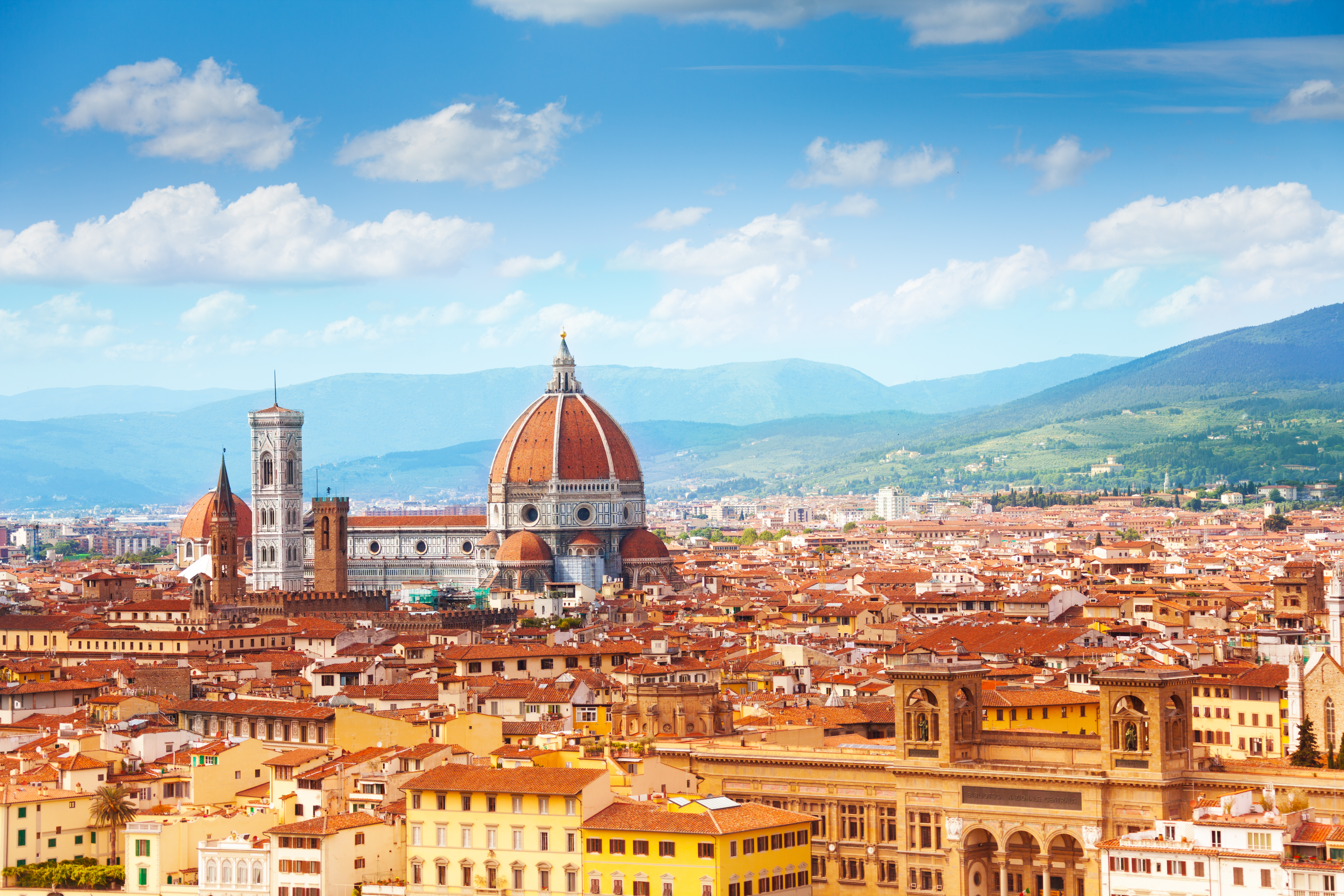 Betagende panoramaudsigt over Firenze med den ikoniske Santa Maria del Fiore katedral og dens karakteristiske røde kuppel, der troner over den historiske renæssanceby i Toscana