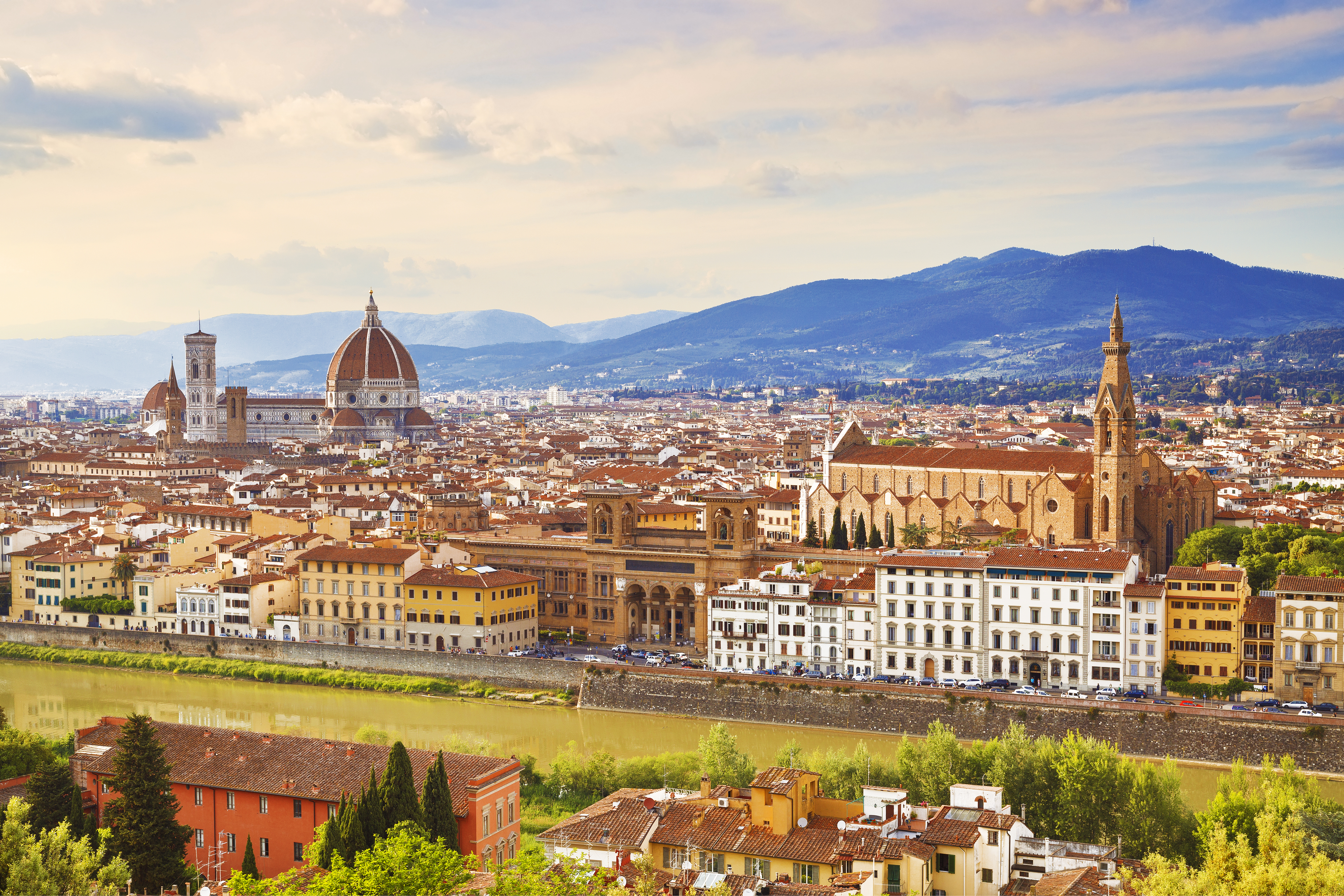 Magisk solnedgang over Firenzes berømte Duomo og Santa Croce kirken med gyldent lys over Toscanas renæssancehovedstad