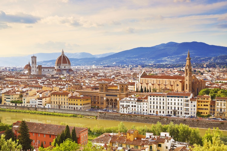 Magisk solnedgang over Firenzes berømte Duomo og Santa Croce kirken med gyldent lys over Toscanas renæssancehovedstad