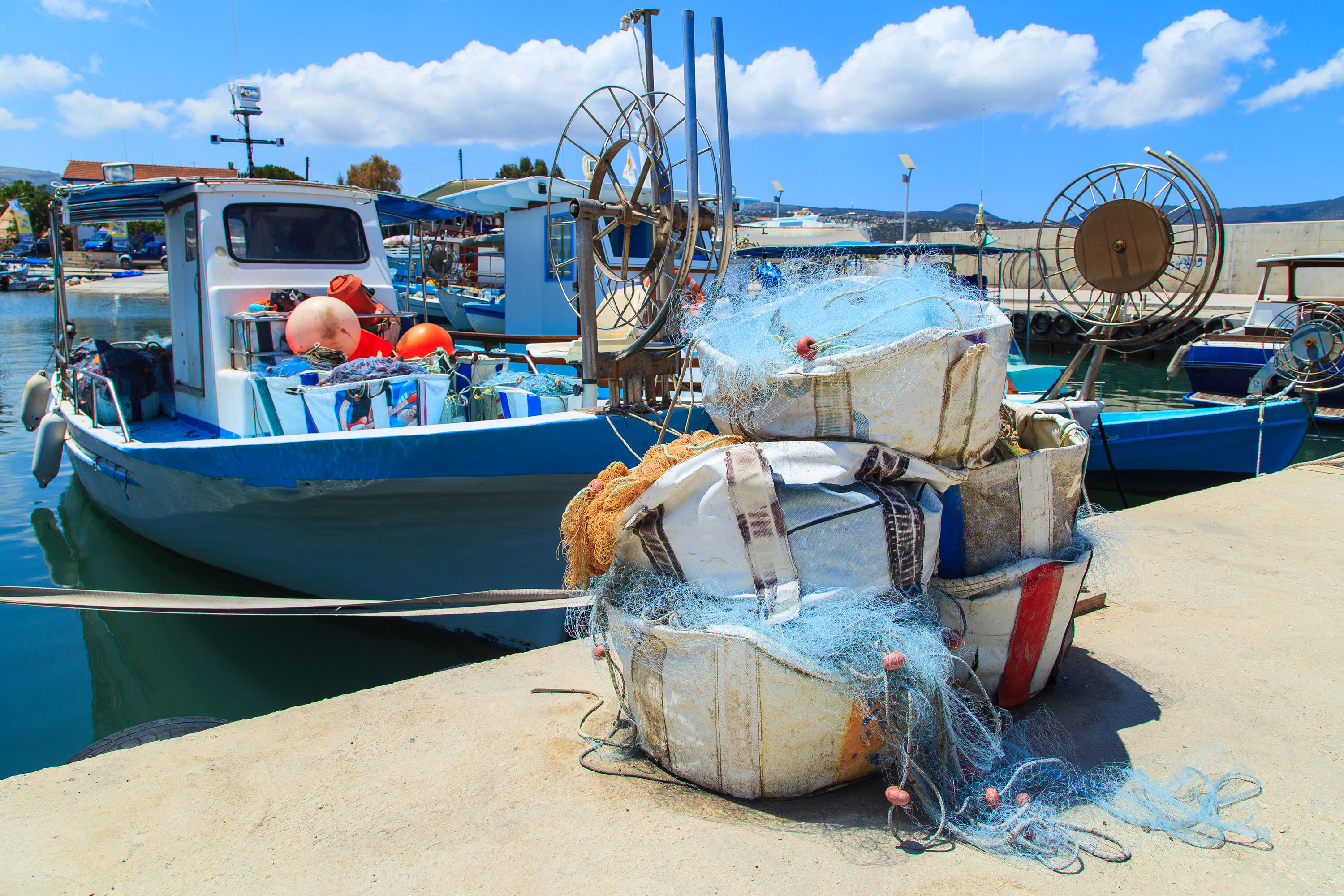 Traditionelle fiskerbåde med net i middelhavshavn på Cypern