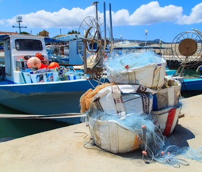 Traditionelle fiskerbåde med net i middelhavshavn på Cypern